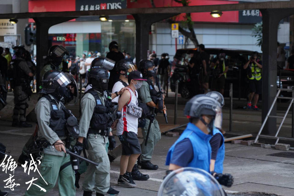 港版國安法實施後，港警國安部門以國安罪名進行了逾100件逮捕案。（圖為反送中運動時，港警大規模搜捕行動） 圖：翻攝自香港城市大學學生會編輯委員會（資料照）