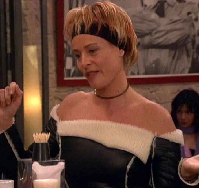 Durante gran parte de los 90 la madrileña llevó el pelo corto. Ese fue el corte con el que hizo su cameo en '7 Vidas' (2001), interpretando a Ana Hacha. (Foto: Mediaset)