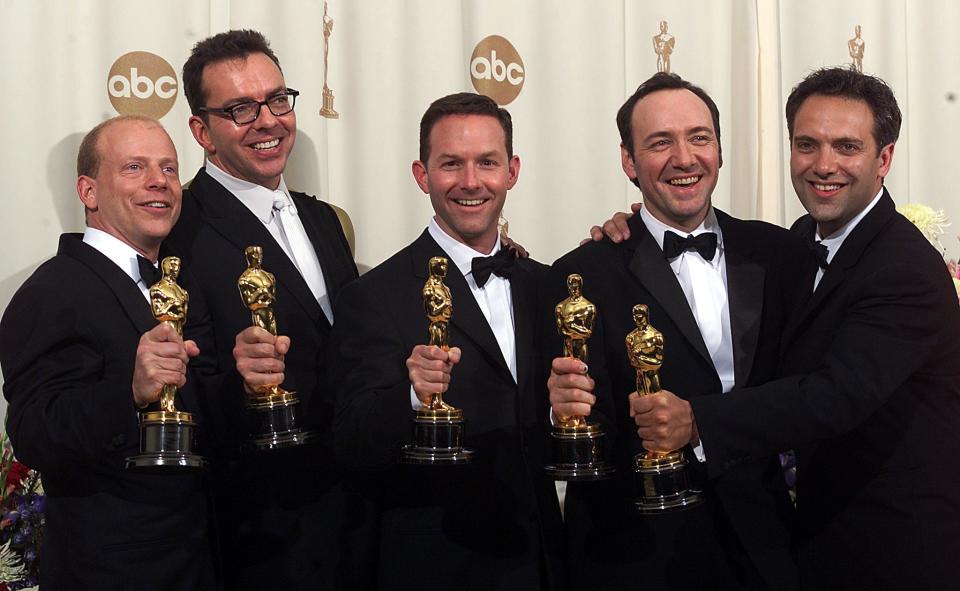 LOS ANGELES, UNITED STATES:  (From L-R:) Producer Bruce Cohen, screenwriter Alan Ball, producer Dan Jinks, actor Kevin Spacey and director Sam Mendes pose with their Oscars at the 2nd Academy Awards for their work in the film &quot;American Beauty&quot; 26 March 2000.     (ELECTRONIC IMAGE)  AFP PHOTO /Scott Nelson/gb (Photo credit should read Scott Nelson/AFP via Getty Images)