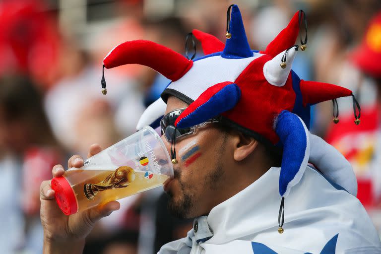 Un simpatizante del seleccionado panameño disfruta de una cerveza en el marco de un partido contra Bélica, en el Mundial Rusia 2018