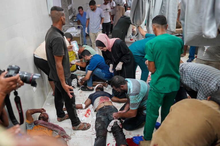 Víctimas del ataque israelí de este martes en el hospital Khan Yunis (Photo by Bashar TALEB / AFP)