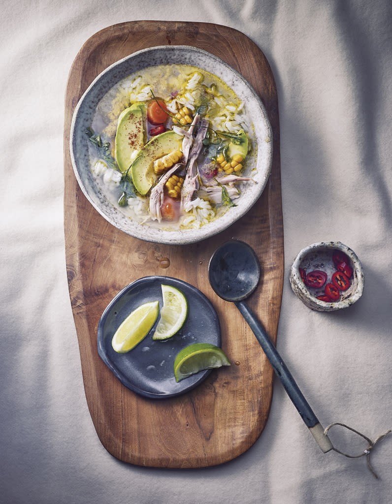 Soupe de poulet au riz et à l’avocat, citron vert et coriandre