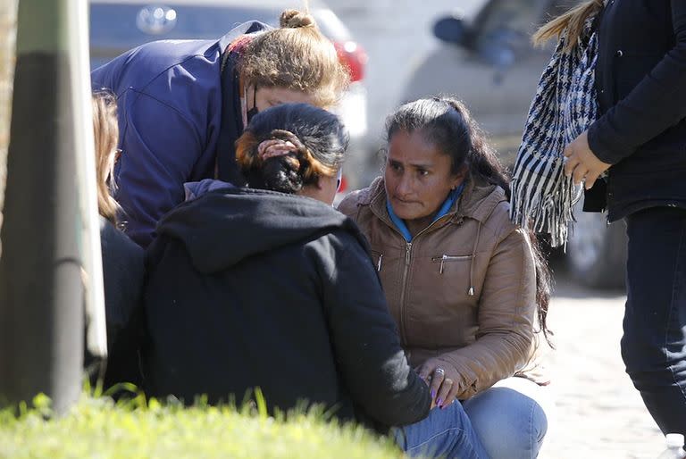 Dolor entre los familiares y allegados de las víctimas del choque de una lancha contra un bote en el río Luján