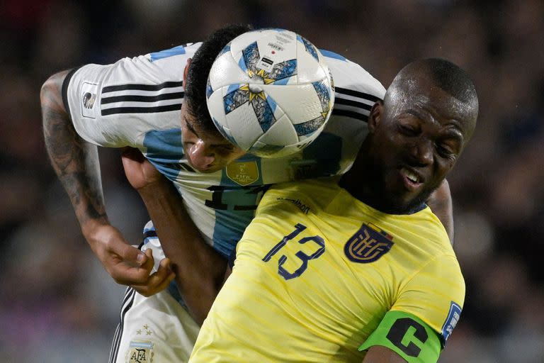 Enner Valencia sufre la arremetida de Cristian Romero, el mejor de la selección argentina ante Ecuador