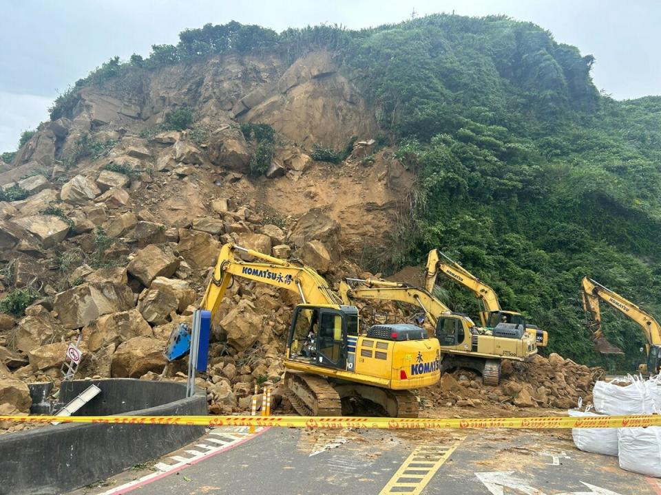 公路局，今天也出動破碎機等將破碎岩塊及開闢便道，優先將受困車輛拖離災區暫置。   圖：交通部公路局／提供