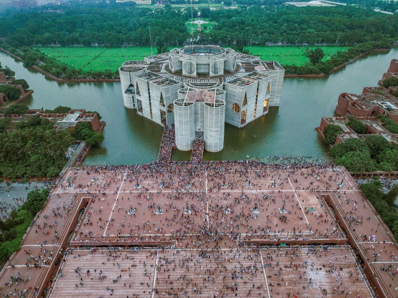 An aerial shows anti-government protesters gathered in front of the parliament building during celebrations after the resignation of Bangladeshi Prime Minister Hasina. Zabed Hasnain Chowdhury/SOPA Images via ZUMA Press Wire/dpa