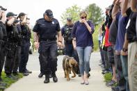 <p>Es war ein trauriger Abschied für die Polizei in Pittsfield im US-Bundesstaat Massachusetts: Polizeihund Circo musste wegen eines aggressiven Tumors eingeschläfert werden. Elf Jahre lang diente Circo der K9-Einheit. Diese nahm salutierend Abschied von ihrem vierbeinigen Freund, als er gemeinsam mit seinen Besitzern Detective James Losaw und dessen Frau Allison ein letztes Mal die Polizeistation verließ. (Bild: Ben Garver / The Berkshire Eagle via AP) </p>