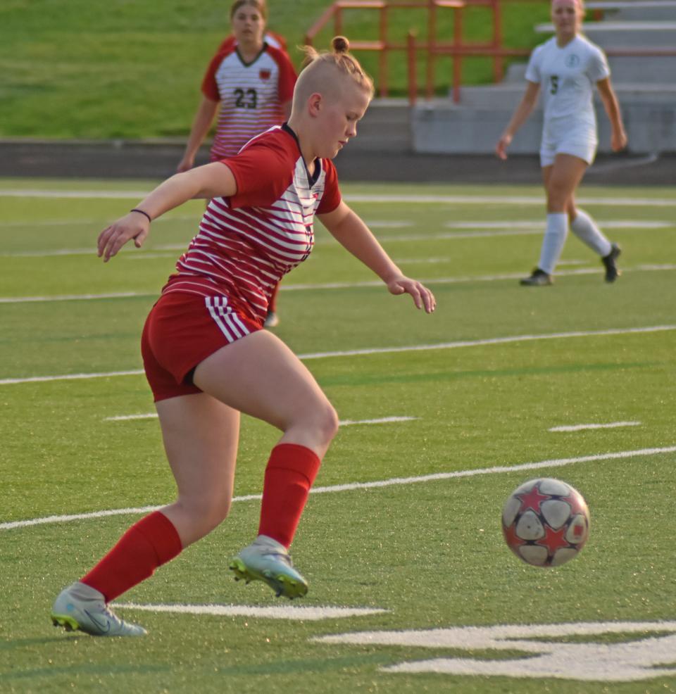 Kylee Barnett (12) de Coldwater mueve el balón campo arriba frente a Lumen Christi el miércoles por la noche.