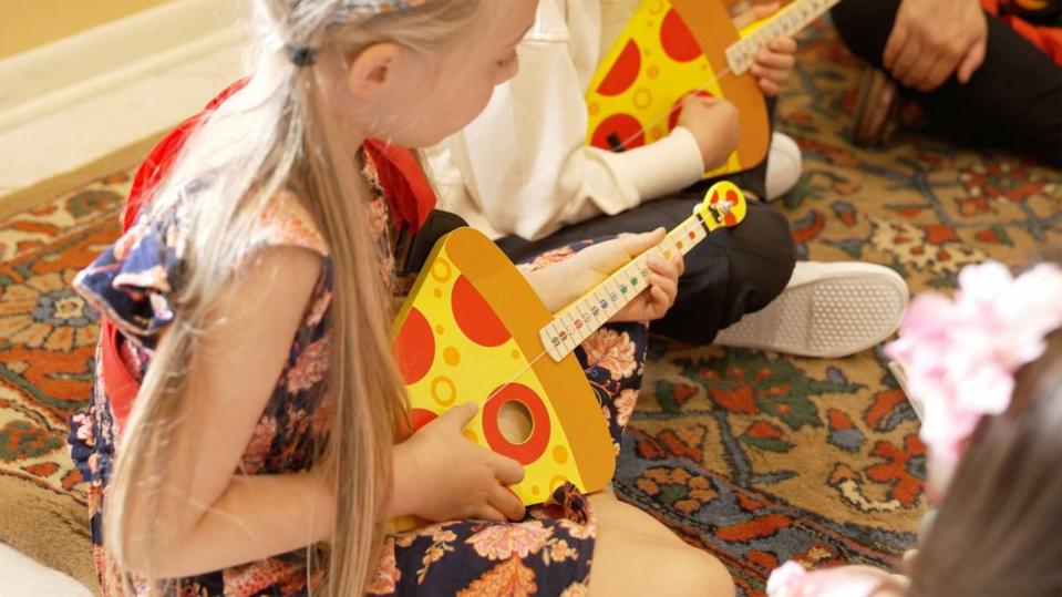 PHOTO: A girl plays a TinkerTar that's in the shape of a pizza slice. ABC News (ABC News)