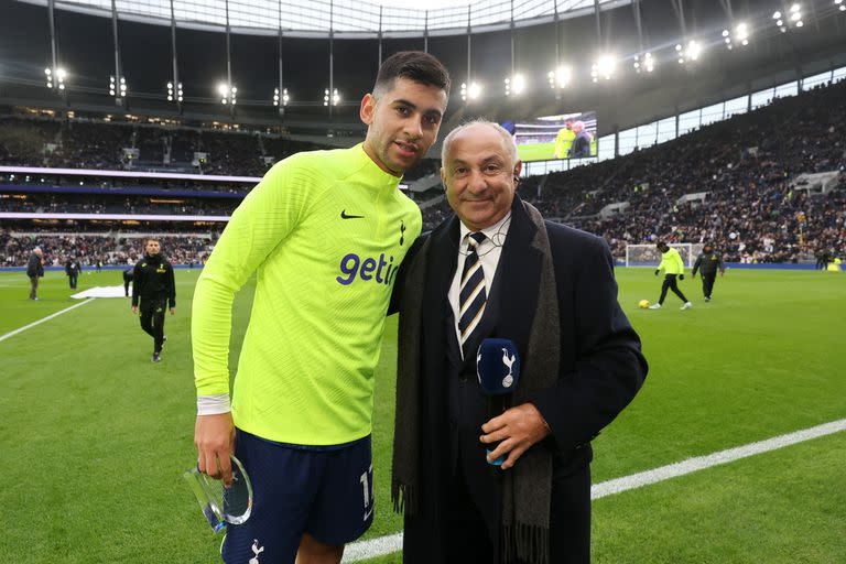 El argentino ex jugador del Tottenham Osvaldo Ardiles entrega un premio a Cristian Romero