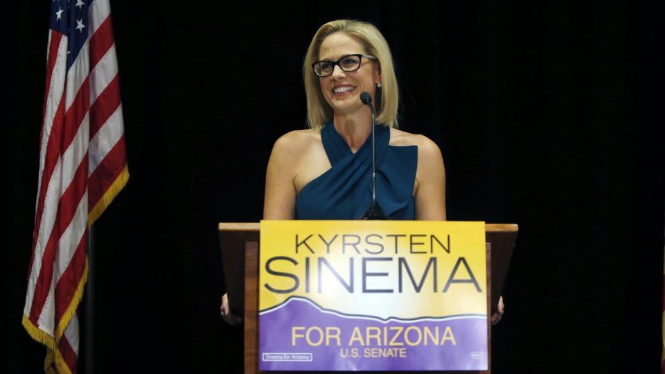 Fast eine Woche nach den Kongresswahlen in den USA haben die Demokraten das Rennen um den Senatssitz im Bundesstaat Arizona gegen die Republikaner gewonnen. Kyrsten Sinema ist die neu gewählte Senatorin von Arizona. Foto: Rick Scuteri/AP