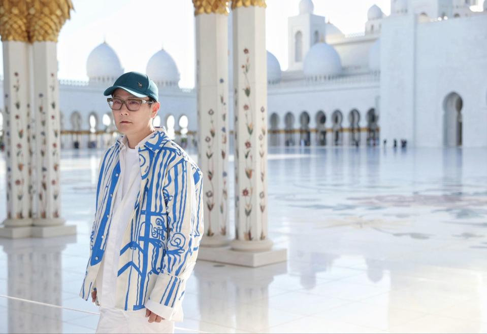 張信哲走訪阿布達比大清真寺（Sheikh Zayed Grand Mosque）。（潮水音樂提供）