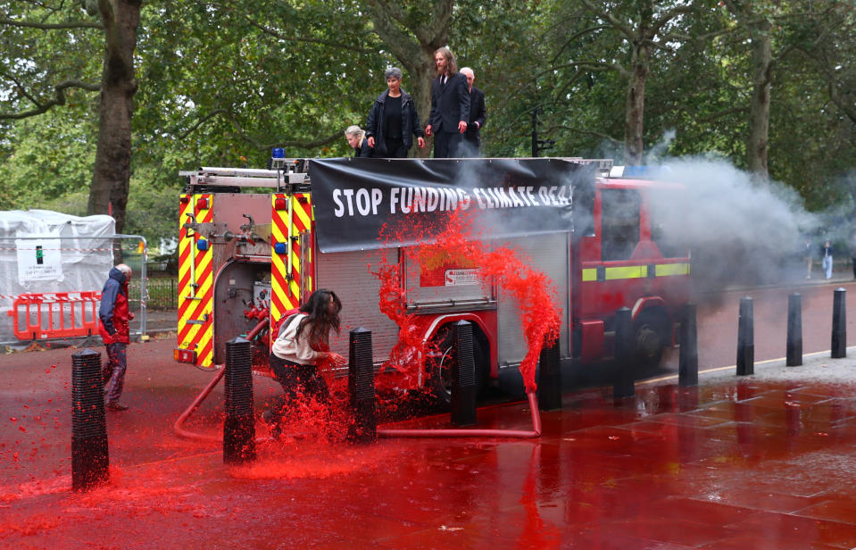 Extinction Rebellion protestors demonstrate outside the Treasury building in London, Britain October 3, 2019.  REUTERS/Simon Dawson