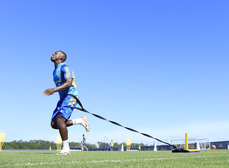 Advíncula se entrena en Ezeiza, durante la pretemporada 2024 de Boca