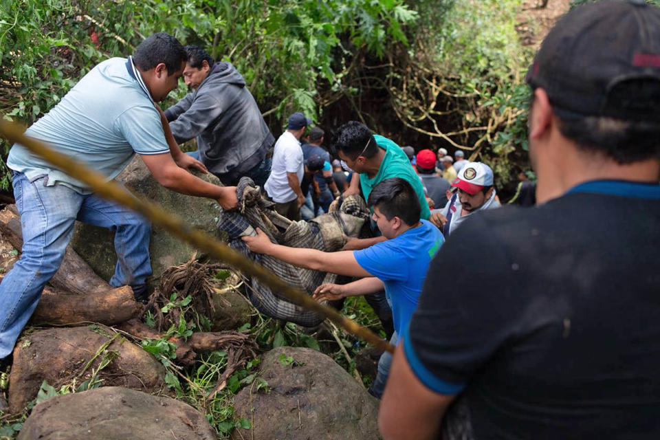 <p>PERIBÁN, Mich.- 24 de septiembre 2018.- Los equipos de brigadistas, caballeros rurales y policía michoacana, encontraron dos cuerpos atrapados en el muro de desechos, luego de ser arrastrados por las corrientes de agua generadas por el desbordamiento del río Cutio y de la represa Parástico en este municipio de Michoacán. Foto: Agencia EL UNIVERSAL/RCC </p>