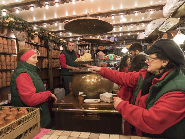 Glühwein-Betreiber müssen sehr hohe Mieten zahlen. (Bild: Getty Images)