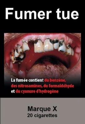 Sur les paquets de cigarettes neutres, des avertissements sanitaires remplacent totalement les images publicitaires. ©CNCT