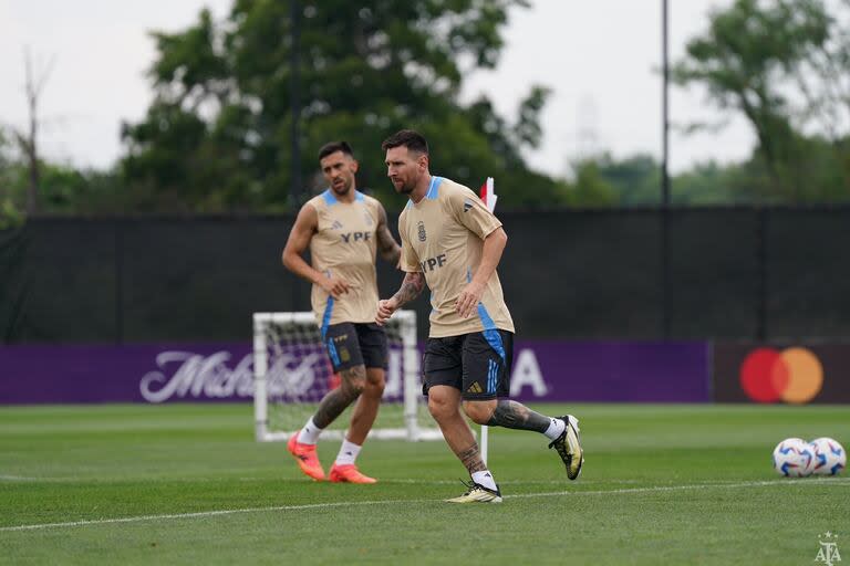 El entrenamiento de la selección Argentina en Estados Unidos el 23 de junio de 2024. Lionel Messi y Nicolás González