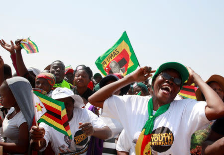 Supporters cheer President Robert Mugabe and his wife Grace at a rally in Gweru, Zimbabwe, September 1, 2017. REUTERS/Philimon Bulawayo