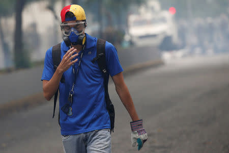 Un manifestante sale de una zona afectada con gases lacrimógenos en Caracas durante una protesta en contra del presidente de Venezuela, Nicolás Maduro, mayo 2, 2017. La Asamblea Constituyente convocada por el presidente Nicolás Maduro busca crear "condiciones" para los procesos electorales que están en camino en Venezuela, incluidas las presidenciales del 2018, dijo el martes el Gobierno. REUTERS/Carlos Garcia Rawlins