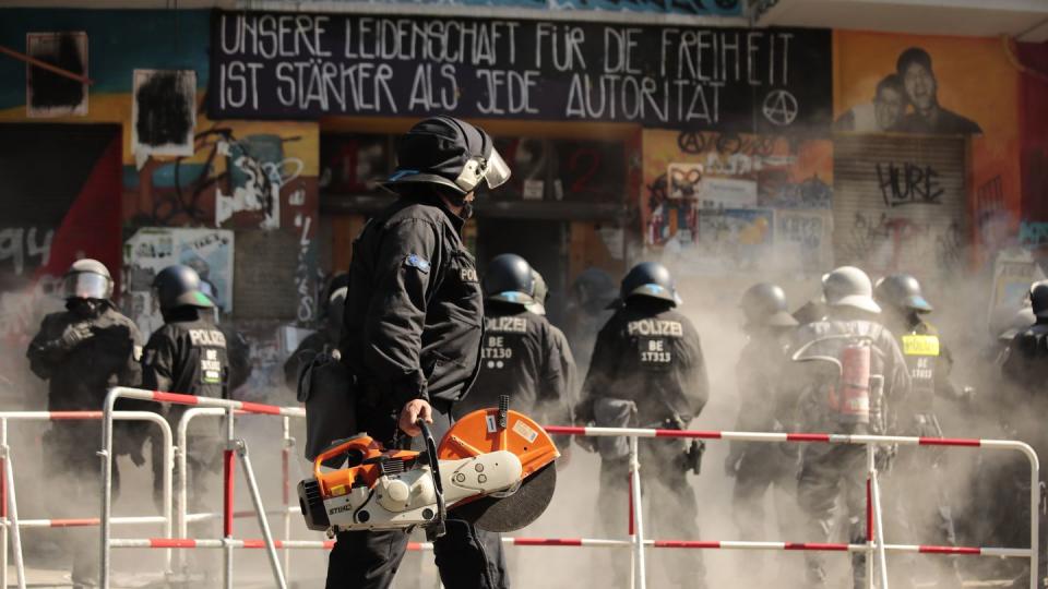 Politzisten öffnen die Tür dem Haus Rigaer 94 in der Rigaer Straße in Berlin-Friedrichshain.