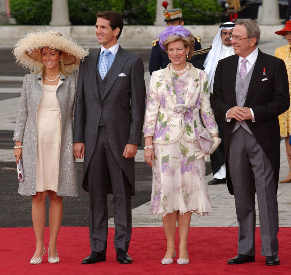 La mujer de Constantino de Grecia parecía que llevaba un vestido hecho con las cortinas de palacio, pero su nuera sí subió el nivel de la alfombra roja con su vestido y abrigo de Valentino. (Foto: Getty Images)