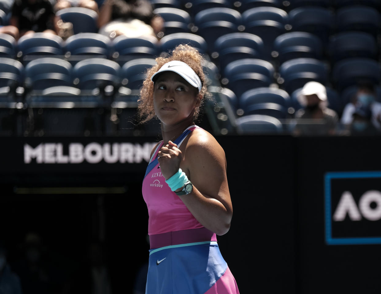 La japonesa Naomi Osaka, durante su victoria en la primera ronda contra la colombiana Camila Osorio, en la edición 2022 del Abierto de Australia en Melbourne, Australia, el 17 de enero de 2022. (Alana Holmberg/The New York Times)