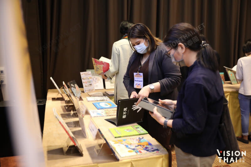 會場策展臺灣出版物，陳列臺灣金鼎獎繪本作品與翻譯出版獎勵計畫成果。