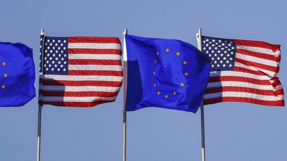 US und EU-Fahnen. Das DIW fordert eine Initiative für ein neues Freihandelsabkommen mit den USA.