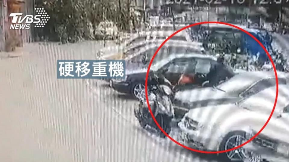 過去在相當官定還不明瞭時，常發生重機跟汽車為了停車的爭議。(圖片來源/ TVBS)