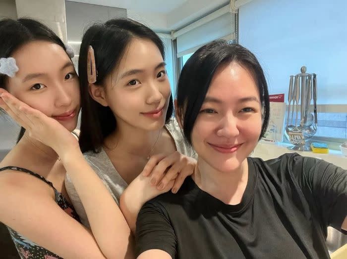 Elly with mum Dee Hsu and sister Lily