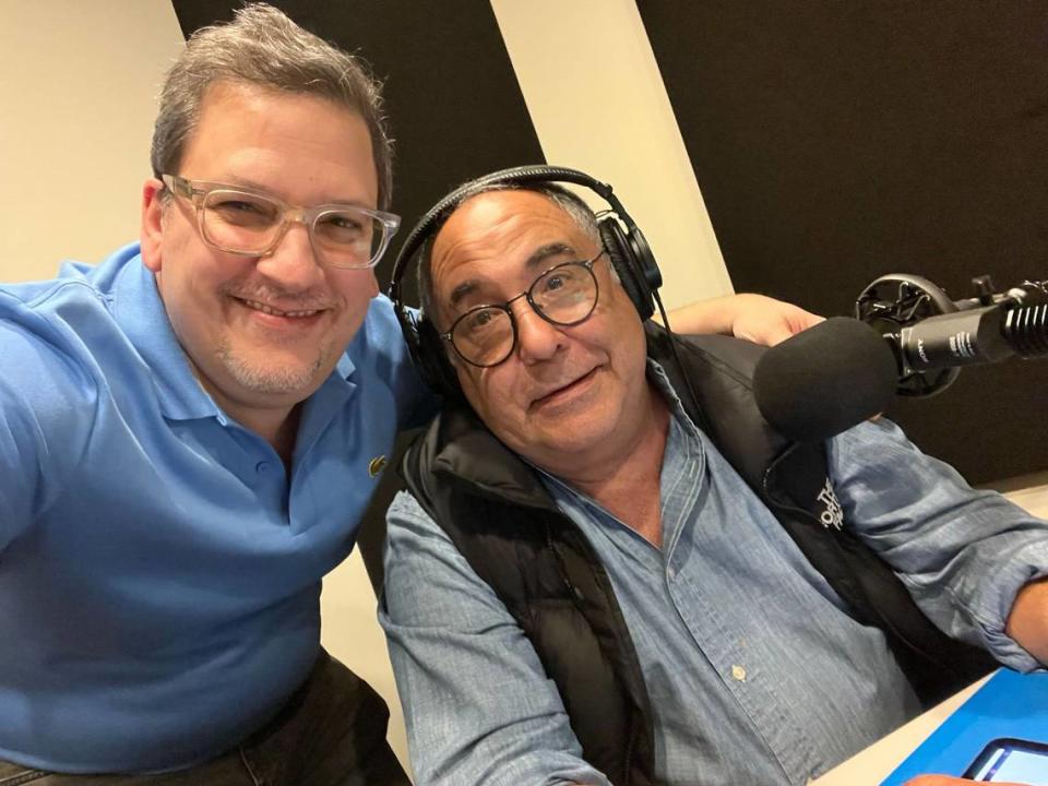 Manny Ruiz-Barrera, creador, guionista y director del podcast Bistec, con el actor cubano Albertico Pujol.