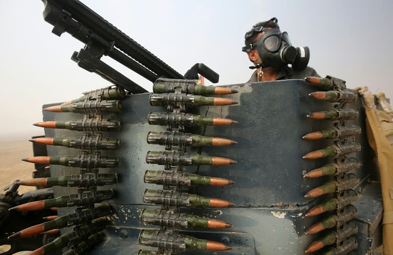 Iraqi forces gather south of Mosul during an operation to retake the city from the Islamic State (IS) group jihadists on October 24, 2016