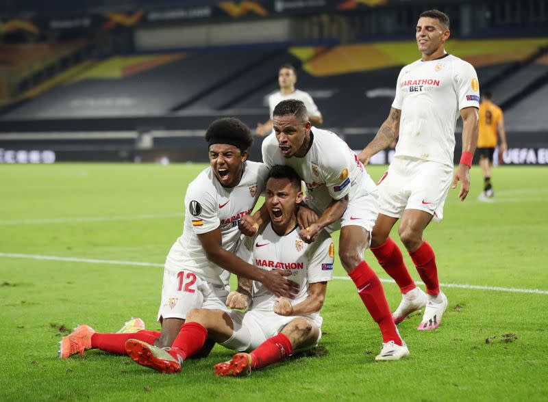 El argentino Lucas Ocampos celebra con sus compañeros tras anotar el gol de la victoria del Sevilla frente al Wolverhampton Wanderers por los cuartos de final de la Europa League, en el MSV-Arena, Duisburgo, Alemania