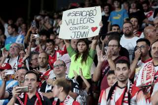 Une jeune fille brandit une pancarte de soutien à Jennifer Hermoso dans les tribunes du match Rayo Vallecano-Atlético Madrid, le 28 août 2023. Luis Rubiales, le président de la Fédération de football espagnole, refuse de démissionner malgré le scandale provoqué par le baiser forcé qu’il a donné à la joueuse après la victoire des Espagnoles en finale de la Coupe du monde de football.. PHOTO THOMAS COEX/AFP