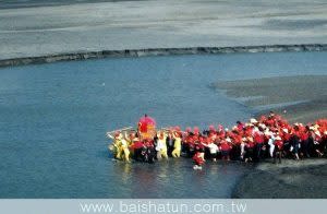 白沙屯媽祖潦過濁水溪。（圖／白沙屯媽祖婆網站）