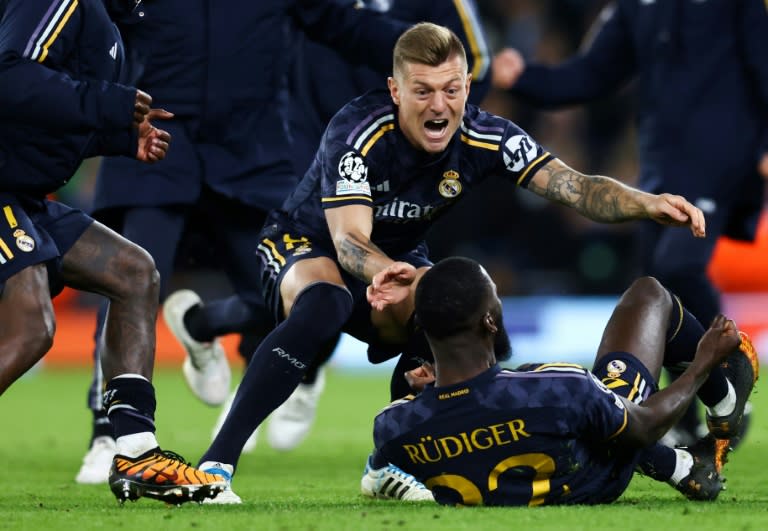 Le défenseur du Real Madrid Antonio Rüdiger (au sol) vient d'inscrire le tir au but de la qualification sur le terrain de Manchester City, le 17 avril 2024 (Darren Staples)