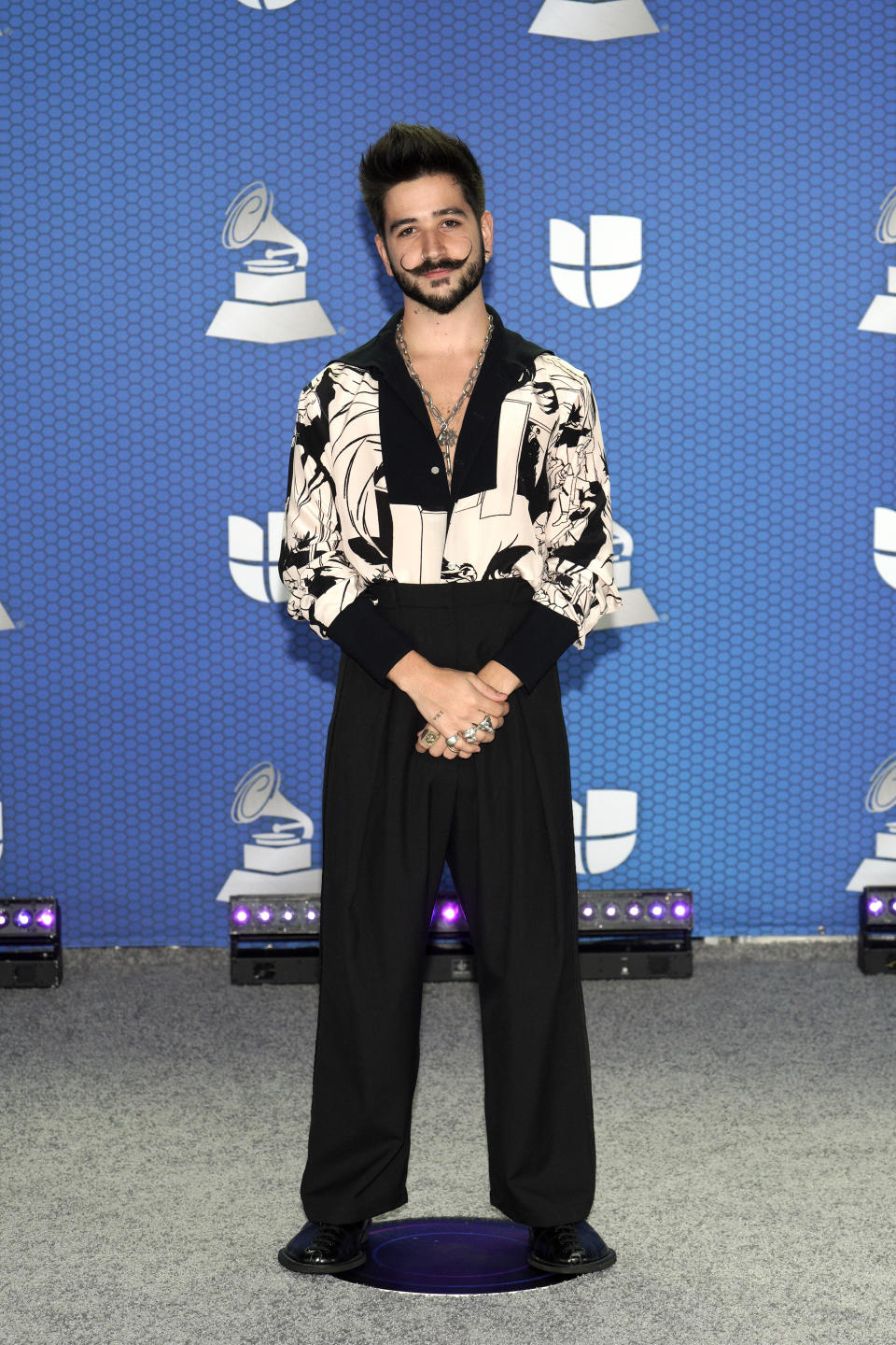 Camilo se llevó a casa el gramófono a la Mejor Canción Pop por 'Tutu': "Quiero darle las gracias a mis papás por creer en los sueños de un niño", subrayó. Su conjunto, sin embargo, no nos ha conquistado. (Foto: Rodrigo Varela / Getty Images)