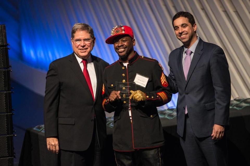 Zedric Bembry recibiendo $20,000 para un proyecto de Jóvenes Estudiantes Formados en Danza Urbana dirigido por Live in Color Dance Collective de manos de Alberto Ibargüen, presidente y presidente ejecutivo, y Matt Haggman, director del programa, durante Knight Arts Challenge 2014 en New World Symphony el 1 de diciembre de 2014, en Miami Beach, la Florida.