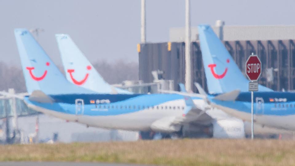 Flugzeuge von Tuifly parken am Flughafen Hannover.