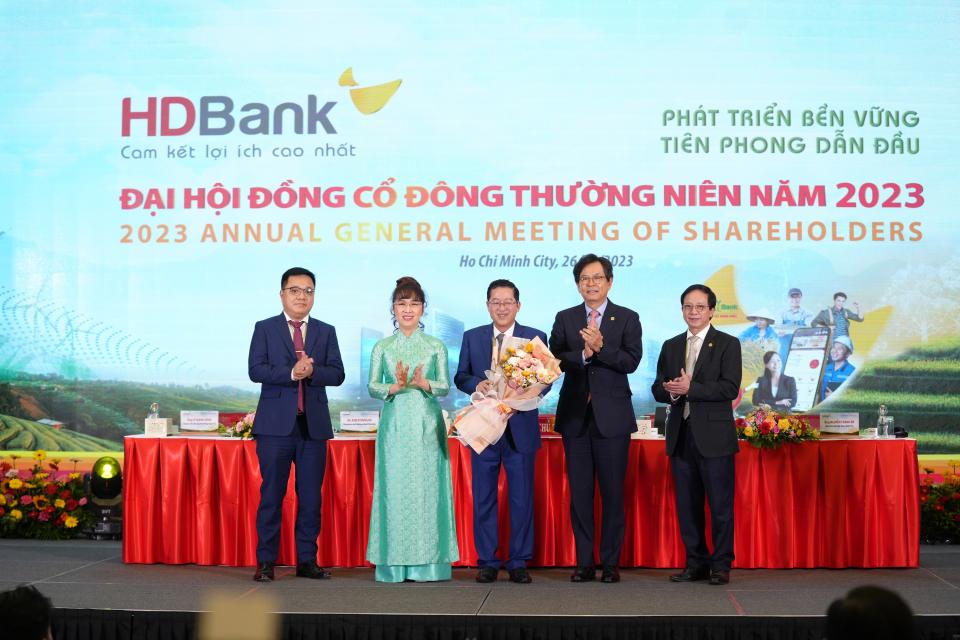 From left to right: Mr. Le Manh Dung, Independent member of HDBank's Board of Directors, Madam Nguyen Thi Phuong Thao, Permanent Deputy Chairwoman of the Board of Directors, Mr. Pham Quoc Thanh, Member of the Board of Directors cum Chief Executive Officer, Mr. Kim Byoungho, Chairman of the Board of Directors, Independent BOD member, and Mr. Nguyen Thanh Do, Vice Chairman of the Board of Directors.