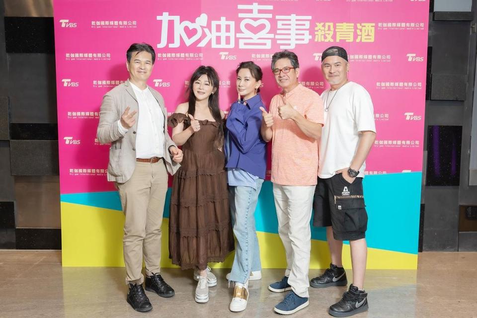 李興文(左起)、王彩樺、陳亞蘭、洪都拉斯、馬國賢不捨殺青。（TVBS提供）