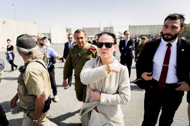 German Foreign Minister Annalena Baerbock (C) visits the Kerem Shalom border crossing to the Gaza Strip on the Israeli side. Christoph Soeder/dpa-Pool/dpa