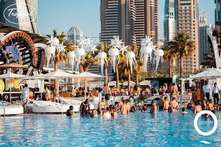 Club de plage. Quatrième destination mondiale, Dubai accueille la jet-set dans ses palaces au luxe délirant, mais aussi des jeunes qui cassent leur tirelire.