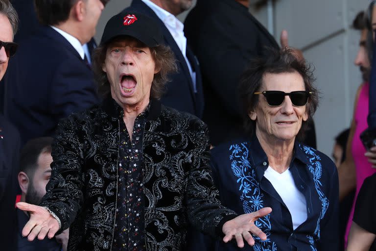 El gesto de Mick Jagger, acompañado de Ronnie Wood, durante la disputa del partido que Real Madrid le ganó a Barcelona como visitante