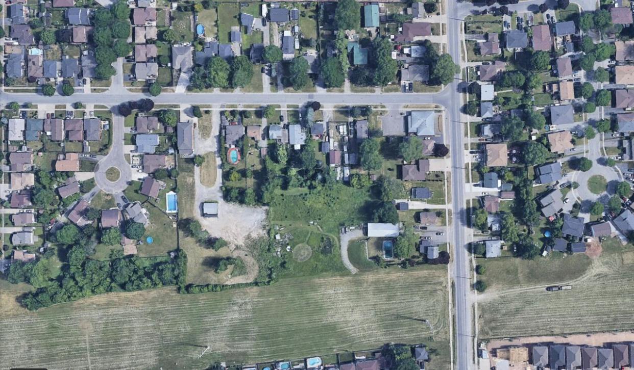 The HCRA states Novel Condominiums entered into 26 agreements of purchase and sale for homes at 6591 Montrose Rd. before becoming registered as a vendor under the Ontario New Home Warranties Plan Act.  (Google Earth - image credit)