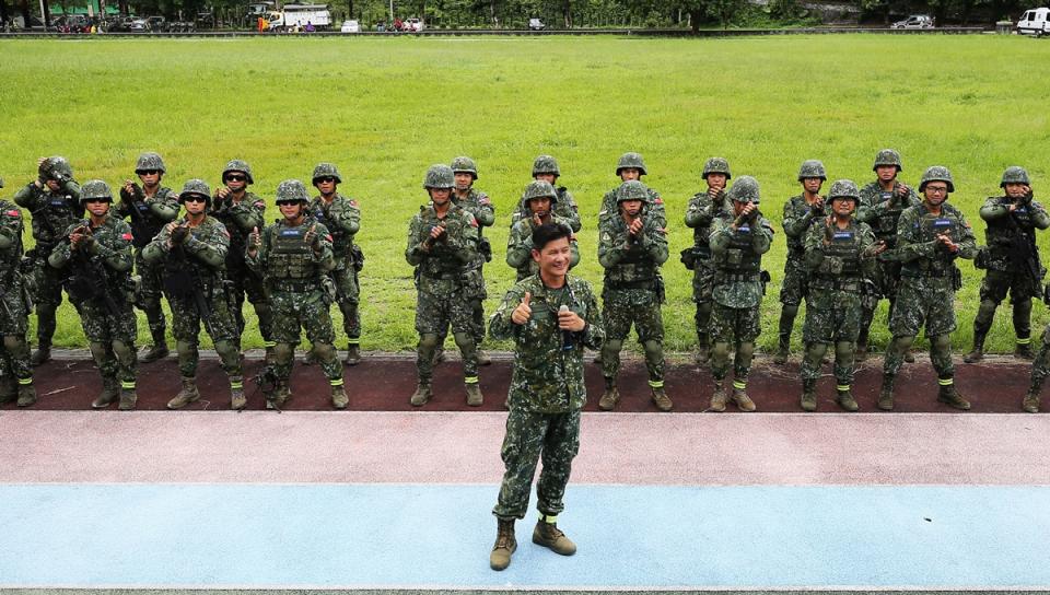 國軍特戰分遣隊制度推手，前花東防衛指揮部少將參謀長林彰良（前）22日因病逝世，享年52歲。圖為2018年特戰部隊在宜蘭行軍時，林彰良時任特指部上校副指揮官。中央社/檔案照