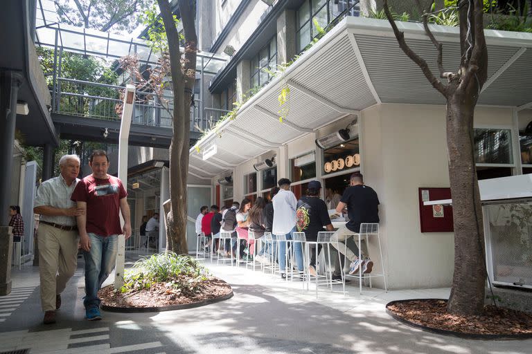 Paseo La Plaza, un ecosistema en el que conviven el espectáculo con lo gastronómico "al paso"