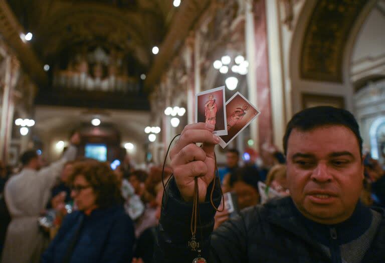 Los fieles se acercan al santuario de San Expedito cada 19 de abril