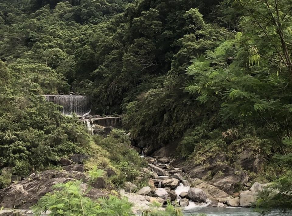 9名遊客闖花蓮翡翠谷封閉景區 20歲男大生溺水命危。